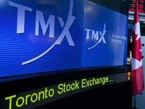 La signalisation du Groupe TMX Inc. est affichée sur un écran dans le centre de diffusion de la Bourse de Toronto (TSX) à Toronto.