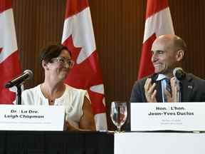 Le ministre de la Santé Jean-Yves Duclos applaudit après avoir annoncé la nomination de la Dre Leigh Chapman au poste d'infirmière en chef du Canada lors d'une conférence de presse à Ottawa, le mardi 23 août 2022.