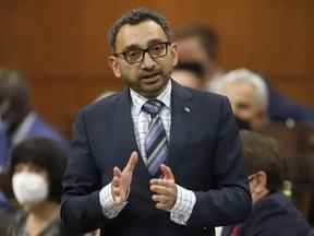 Omar Alghabra se lève pendant la période des questions à la Chambre des communes sur la colline du Parlement à Ottawa le 20 juin 2022.