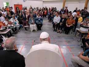 Le pape François rencontre des survivants des pensionnats à Iqaluit, au Nunavut, le 29 juillet 2022.