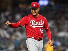 Le lanceur partant des Cincinnati Reds, Luis Castillo, fait signe à un coéquipier à la fin de la sixième manche du match de baseball de l'équipe contre les Yankees de New York, le jeudi 14 juillet 2022, à New York.