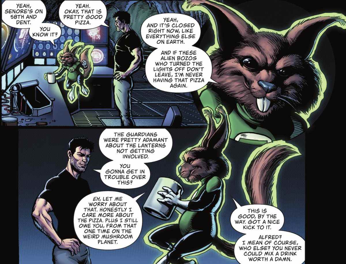 Batman discute avec D'ayl, une lanterne verte extraterrestre ressemblant à un écureuil, dans la Batcave.  Ils discutent de la meilleure pizzeria de Gotham, de la menace extraterrestre pour la Terre, et D'ayl sirote une tasse dans Batman : Fortress #4 (2022). 