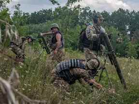 Des militaires ukrainiens tirent des mortiers sur une ligne de front dans la région de Kharkiv, en Ukraine, sur cette photo publiée le 1er août 2022.