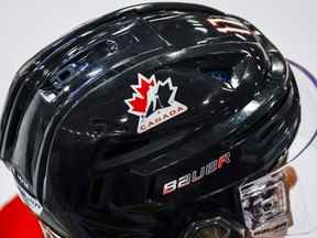 Un logo de Hockey Canada est visible sur le casque d'un joueur de l'équipe nationale junior lors d'un entraînement au camp d'entraînement à Calgary, le mardi 2 août 2022.