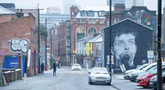 Le rappeur britannique Aitch s'excuse après que la fresque de Manchester représentant Ian Curtis de Joy Division ait été repeinte pour son album