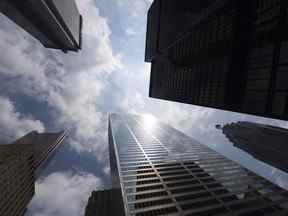 Des tours de banque sont montrées depuis Bay Street dans le quartier financier de Toronto, le mercredi 16 juin 2010. Statistique Canada publiera ce matin sa dernière lecture sur la croissance économique.