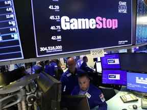 Les commerçants travaillent sous signalisation pour GameStop Corp. sur le parquet de la Bourse de New York à Manhattan, New York City, États-Unis