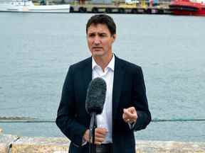 Le premier ministre Justin Trudeau prend la parole lors d'une visite aux Îles-de-la-Madeleine, au Québec, le 19 août 2022.  