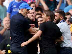 Le manager de Chelsea Thomas Tuchel affronte le manager de Tottenham Hotspur Antonio Conte après le match à Stamford Bridge à Londres le 14 août 2022.