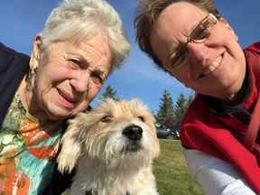 Jane Sustrik, à droite, sur cette photo non datée, a quitté son poste de vice-présidente des United Nurses of Alberta pour s'occuper de sa mère avant que la pandémie ne frappe.  