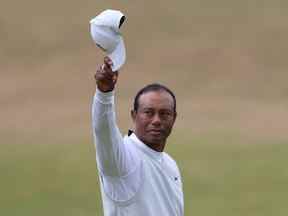 Golf - le 150e Open Championship - Old Course, St Andrews, Écosse, Grande-Bretagne - 15 juillet 2022 Tiger Woods des États-Unis reconnaît les fans après s'être enfermé le 18 et avoir terminé son deuxième tour.