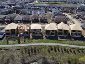 De nouvelles maisons sont construites dans un lotissement de construction de logements dans l'ouest d'Ottawa le jeudi 6 mai 2021.