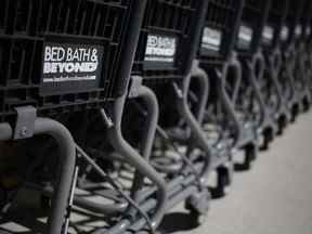 Des caddies sont alignés devant un magasin Bed Bath & Beyond Inc. à Fort Lauderdale, en Floride.
