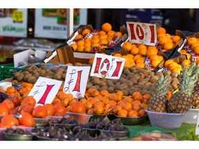 Des panneaux annoncent les prix des fruits dans une échoppe de marché à Croydon, dans le Grand Londres.  La Banque d'Angleterre a récemment prévu que l'inflation plafonnerait à 13 %.