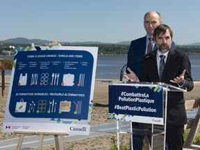 Le ministre de l'Environnement Steven Guilbeault annonce l'interdiction des plastiques et objets à usage unique sur une plage, le lundi 20 juin 2022 à Québec.
