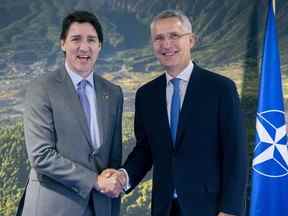 Le premier ministre Justin Trudeau rencontre le secrétaire général de l'OTAN, Jens Stoltenberg, lors du sommet de l'OTAN à Madrid, le mercredi 29 juin 2022.