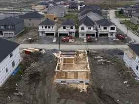 Des maisons en construction sont vues dans une nouvelle banlieue d'Ottawa.  À l'échelle nationale, l'investissement dans la construction résidentielle a diminué en juin.  Il s'agit de la première baisse en neuf mois, selon Statistique Canada.