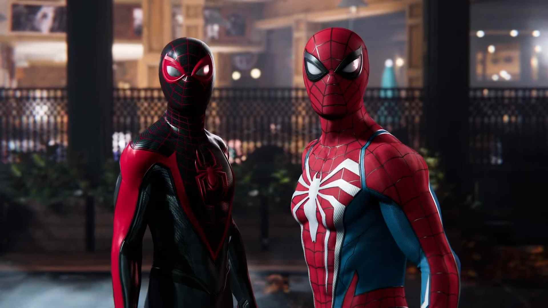 Capture d'écran de Marvel's Spider-Man 2 montrant Peter Parker et Miles Morales debout côte à côte dans leurs costumes Spider-Man respectifs