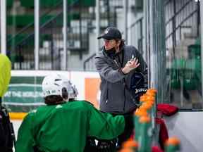 Mike Babcock (photo) n'entraînera pas l'équipe masculine de hockey U of S Huskie cette année.  Brandin Côté est le nouvel entraîneur-chef.
