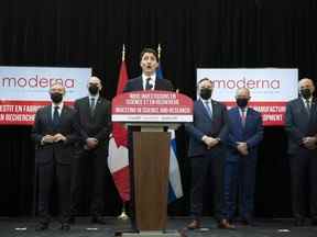 Le premier ministre Justin Trudeau prend la parole lors d'une annonce sur l'ouverture d'une installation de production et de recherche de vaccins Moderna à Montréal, le 29 avril 2022.
