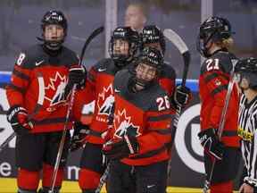 Dans cette photo d'archive prise le 27 août 2022, les joueuses du Canada célèbrent après qu'Emily Clark a marqué à 3-0 lors du match de hockey sur glace féminin du Championnat mondial de l'IIHF entre le Canada et la Suisse à Herning, au Danemark.