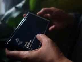 Une personne tient un smartphone réglé sur l'écran d'ouverture de l'application ArriveCan dans une illustration photo réalisée à Toronto le 29 juin 2022.