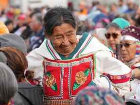 Une aînée autochtone sourit en quittant la foule tandis que le pape François présente des excuses lors d'un événement public à Iqaluit, au Nunavut, le vendredi 29 juillet 2022.