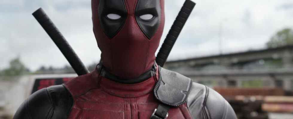 Ryan Reynolds in Deadpool costume