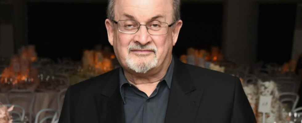 Salman Rushdie éteint le ventilateur et parle un jour après l'attaque, dit l'agent