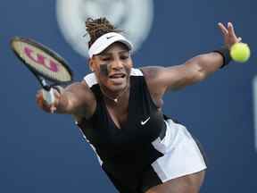 Serena Williams, des États-Unis, atteint le ballon contre Belinda Bencic, de Suisse, lors du tournoi de tennis Open Banque Nationale à Toronto le mercredi 10 août 2022.