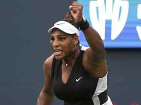 Serena Williams (USA) réagit après avoir remporté un point contre Nuria Parrizas Diaz (ESP) lors du premier tour de l'Omnium Banque Nationale au stade Sobeys de Toronto le 8 août 2022.