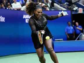 Serena Williams frappe Danka Kovinic lors du tournoi de tennis US Open 2022 au USTA Billie Jean King National Tennis Center à Flushing, NY, le lundi 29 août 2022.