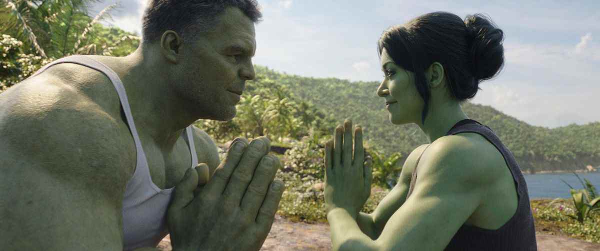 Hulk et She-Hulk s'inclinant les uns aux autres avec leurs mains en position de prière