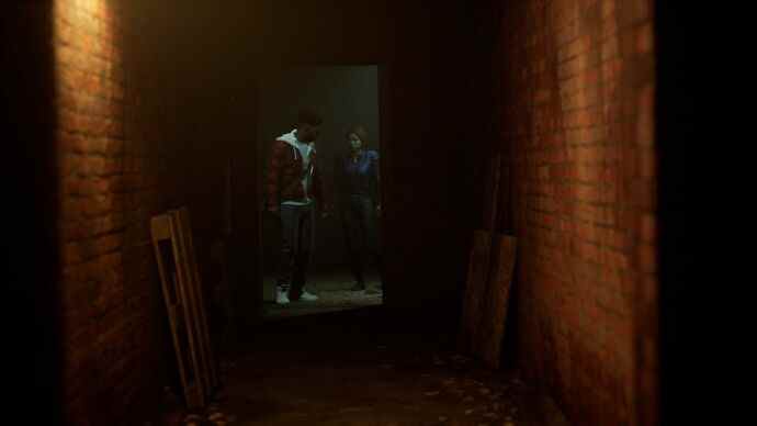 Deux personnages de The Devil In Me regardent avec méfiance dans un couloir sombre