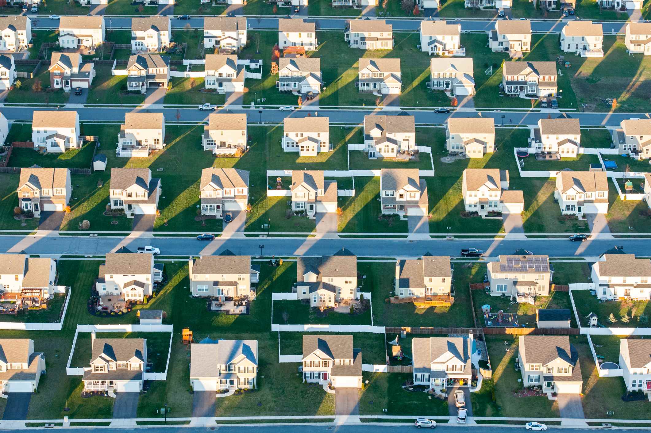 Une vue aérienne oblique de maisons de banlieue.