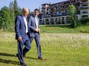 Le premier ministre Justin Trudeau et Olaf Scholz, chancelier de l'Allemagne, se promènent au sommet du G7 à Schloss Elmau le lundi 27 juin 2022.