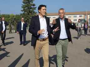 Le premier ministre Justin Trudeau, à gauche, et le secrétaire général de l'OTAN, Jens Stoltenberg, s'entretiennent après avoir quitté une conférence de presse à la base aérienne de la 4e Escadre Cold Lake à Cold Lake, en Alberta, le vendredi 26 août 2022.