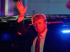 L'ancien président américain Donald Trump arrive à la Trump Tower le lendemain de la descente d'agents du FBI dans sa maison de Mar-a-Lago Palm Beach, le mardi 9 août 2022.