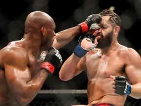 Kamaru Usman du Nigéria frappe Jorge Masvidal des États-Unis lors du combat pour le titre des poids mi-moyens de l'UFC 261 au VyStar Veterans Memorial Arena le 25 avril 2021 à Jacksonville, en Floride.