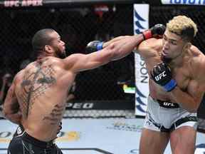 Dans cette photo fournie par l'UFC, (LR) Thiago Santos du Brésil frappe Johnny Walker du Brésil dans leur combat de poids lourds légers lors de l'événement UFC Fight Night à l'UFC APEX le 02 octobre 2021 à Las Vegas, Nevada.