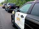 L'un des trois pick-up Dodge Ram prétendument volés capturés par des camions Dodge Ram de la région Est de la Police provinciale de l'Ontario sur l'autoroute 401 mardi.  En moins de 2 heures, 3 camions Ram ont été arrêtés par les agents et l'inspecteur de #GrenvilleOPP et l'inspecteur de #LeedsOPP.  Tous se sont arrêtés en toute sécurité sur # Hwy401, en utilisant des blocs roulants.  3 conductrices arrêtées, accusées de possession de biens volés pour trafic et de possession de passe-partout.
