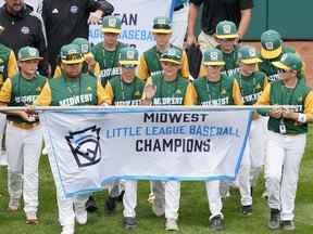 L'équipe de la Little League championne de la région du Midwest de Davenport, Iowa, participe à la cérémonie d'ouverture du tournoi de baseball de la Série mondiale de la Little League 2022 à South Williamsport, Pennsylvanie, le mercredi 17 août 2022.