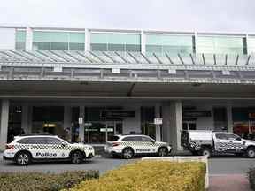 La police fédérale australienne se rend à l'aéroport de Canberra à Canberra, le dimanche 14 août 2022, après un incident de tir.