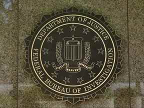 Le sceau du FBI est vu à l'extérieur du bâtiment du siège à Washington, DC, le 5 juillet 2016.