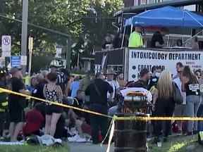 Le personnel d'urgence assiste à la scène où une voiture a été conduite dans une foule lors d'un avantage pour les familles des victimes de l'incendie de Nescopeck au bar du département d'intoxicologie à Berwick, Pennsylvanie, le 13 août 2022 dans une image fixe de la vidéo.