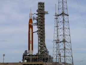 La fusée lunaire de nouvelle génération de la NASA, le Space Launch System (SLS), est assise sur le tapis alors que les responsables de la mission s'efforçaient de surmonter les problèmes techniques, à Cap Canaveral, en Floride, le 29 août 2022.