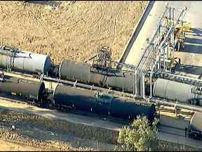 Cette image tirée d'une vidéo fournie par ABC7 Los Angeles montre la scène où un wagon-citerne fuit près de Perris, en Californie, le vendredi 12 août 2022.