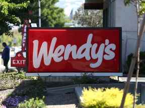 Un panneau est affiché devant un restaurant Wendy's le 10 août 2022 à Petaluma, en Californie.