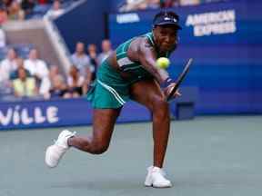 Venus Williams revient à Alison van Uytvanck lors de son match de premier tour du simple féminin de l'US Open au USTA Billie Jean King National Tennis Center à New York, le mardi 30 août 2022.