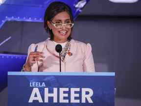 Leela Aheer fait un commentaire lors du débat des candidats à la direction du Parti conservateur uni de l'Alberta à Medicine Hat, en Alberta, le 27 juillet 2022.